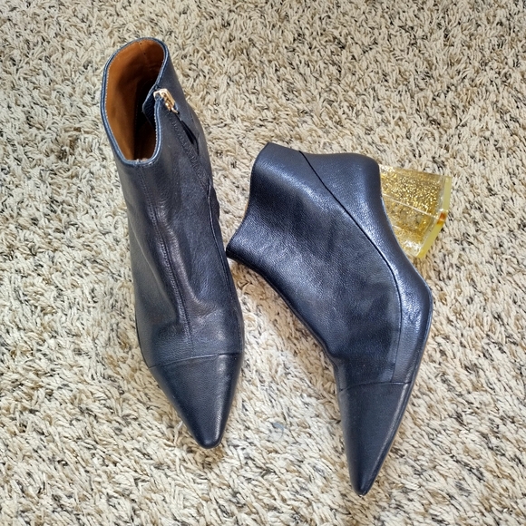 Zara Shoes - ZARA Point Toe Black Leather Side Zip Ankle Booties Sz 39/8,5